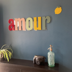 Grande décoration murale AMOUR multicolor 80 cm