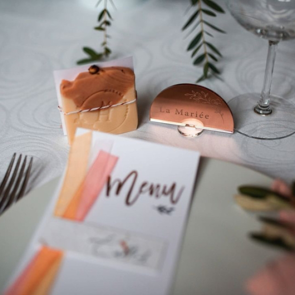 Marque-place personnalisé mariage, mariage chic et coloré