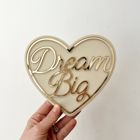 Décorez vos murs avec cette enseigne coeur Dream Big en lin et miroir champagne