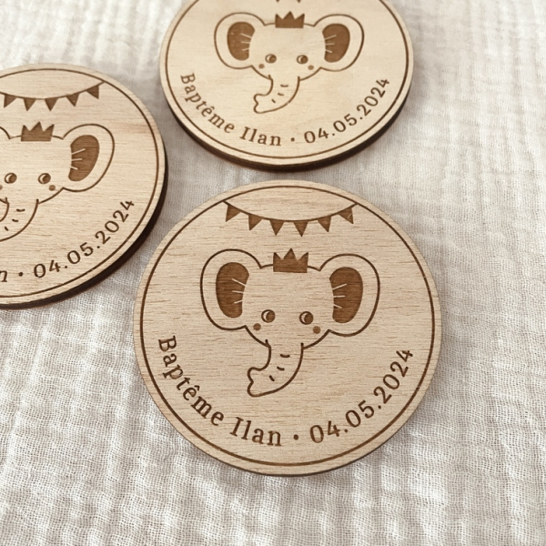 Magnet en bois baptême personnalisé éléphant cirque