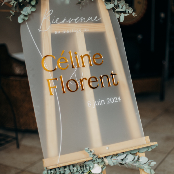 Panneau d'accueil mariage en plexiglas opale avec prénoms en miroir
