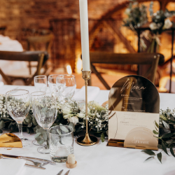 Menu mariage sur socle plexiglas opale et miroir rose gold, collection minimaliste
