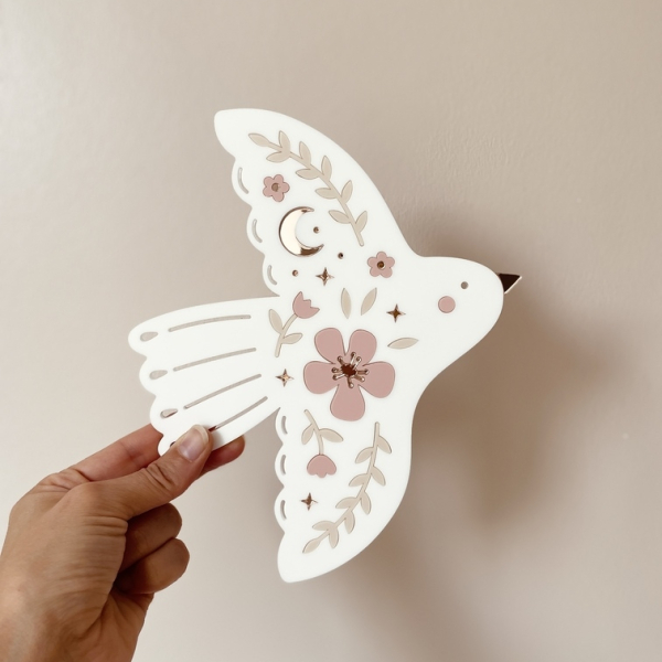 Colombe en plexiglas rose poudrée et ivoire, décoration murale poétique