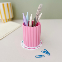 Cadeau personnalisé maitresse, pot à crayons coloré