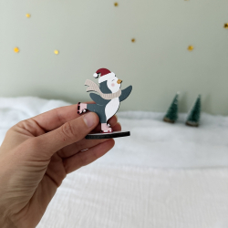 Martin le pingouin patineur, figurine de Noël en bois