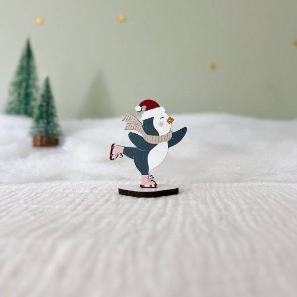 Martin le pingouin patineur, figurine de Noël en bois