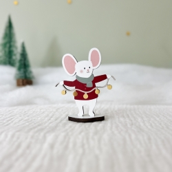 Suzy la souris et sa guirlande en bois