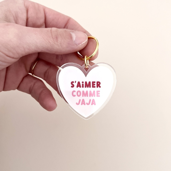 Porte-clef tendance en plexiglas, coeur S'aimer comme jaja
