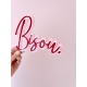 Décoration murale en plexiglas mot Bisou.