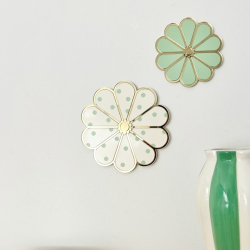 Fleur murale en plexiglas à pois vert