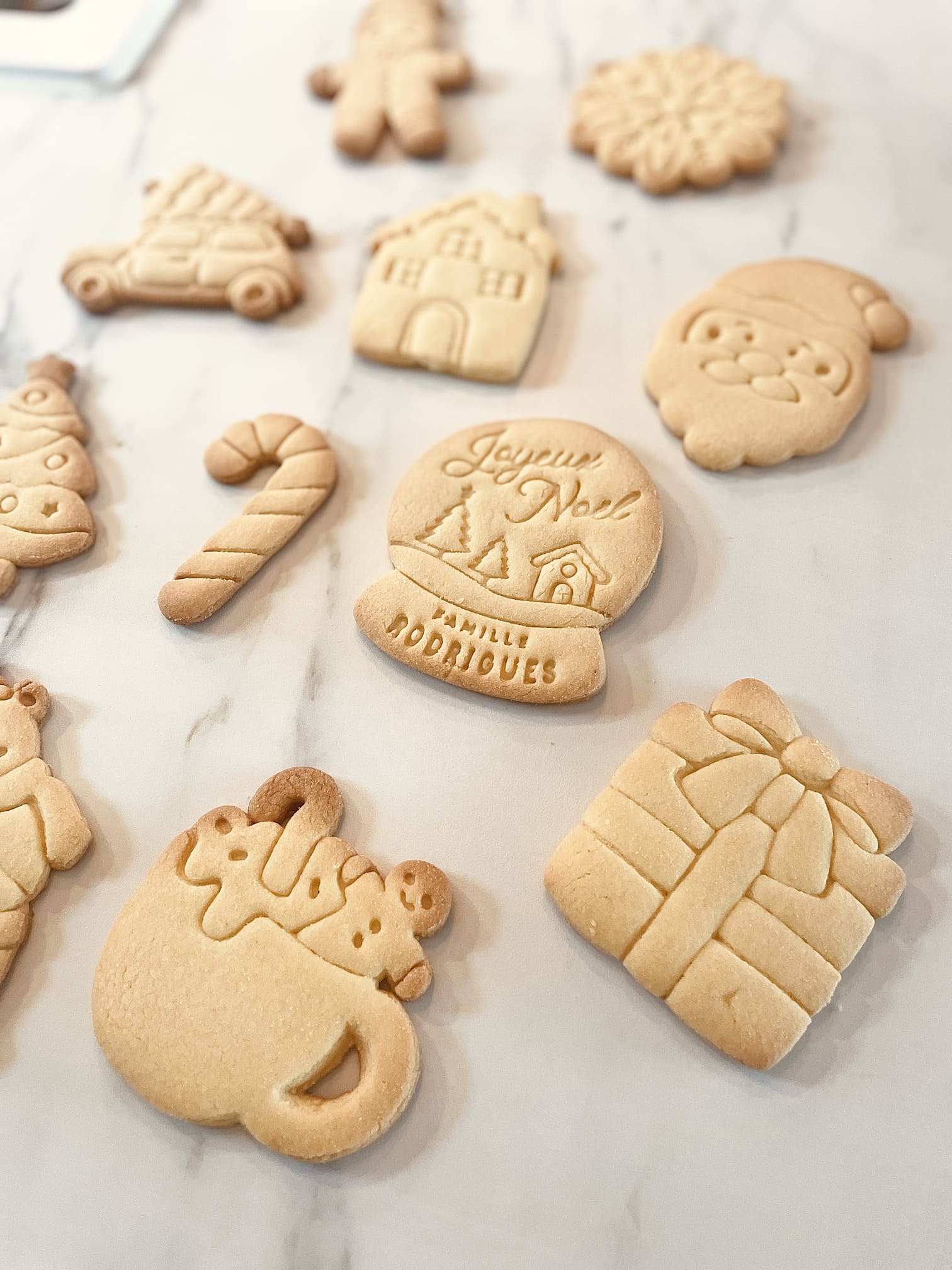 Bredele de No&euml;l d&eacute;moul&eacute;s : boule &agrave; neige personnalis&eacute;e, p&egrave;re No&euml;l, maison et sucre d'orge