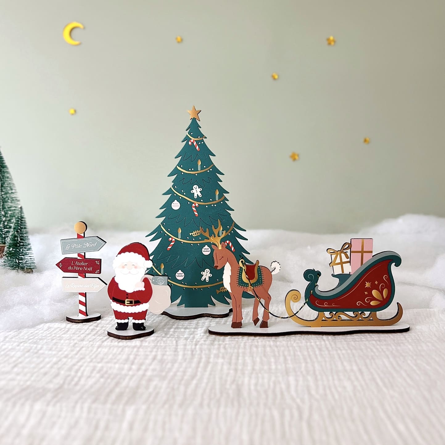 P&egrave;re No&euml;l, renne et tra&icirc;neau devant le sapin du Mini-Monde de No&euml;l en bois